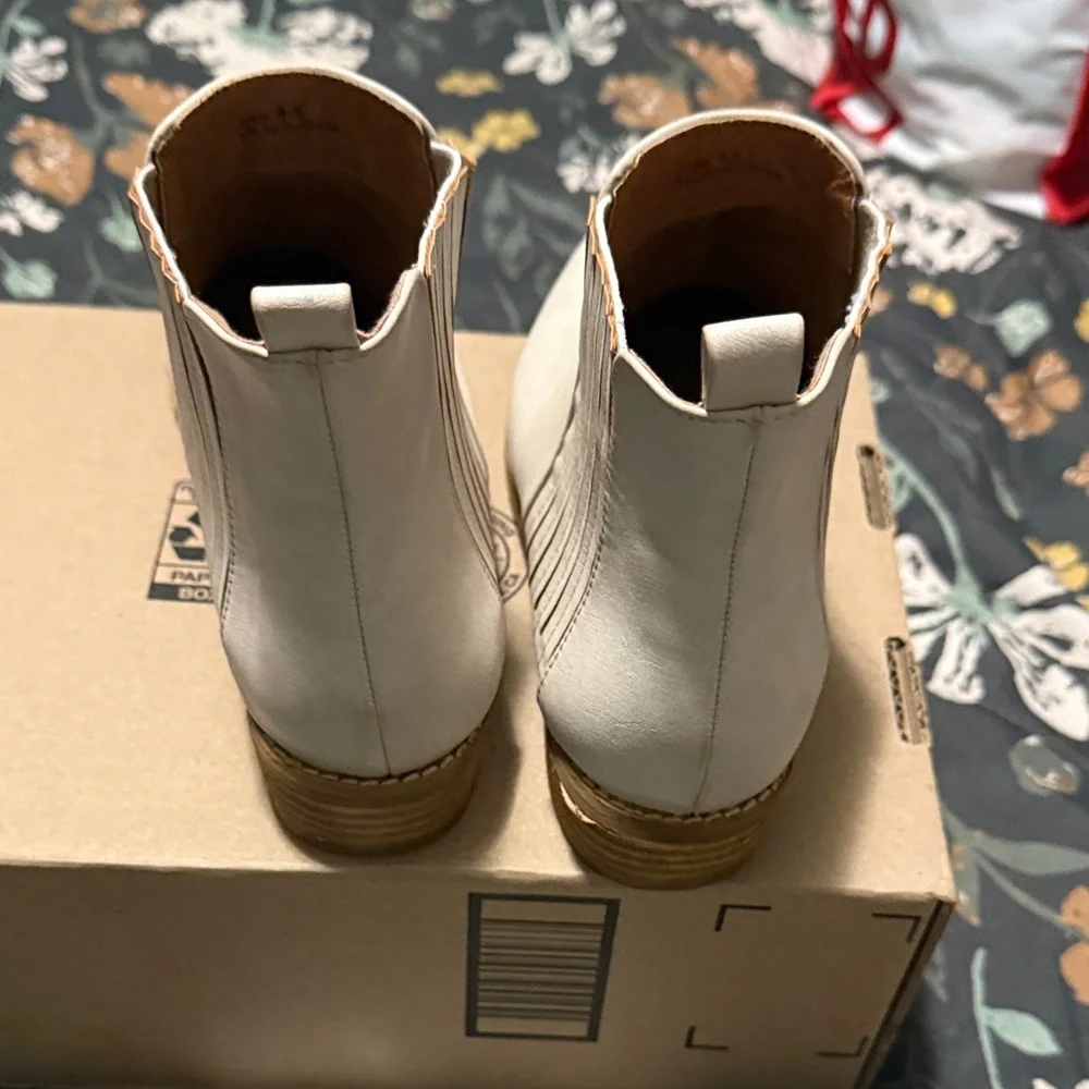 Brand New Ccocci Cream Ankle Boots - Picture 4 of 7